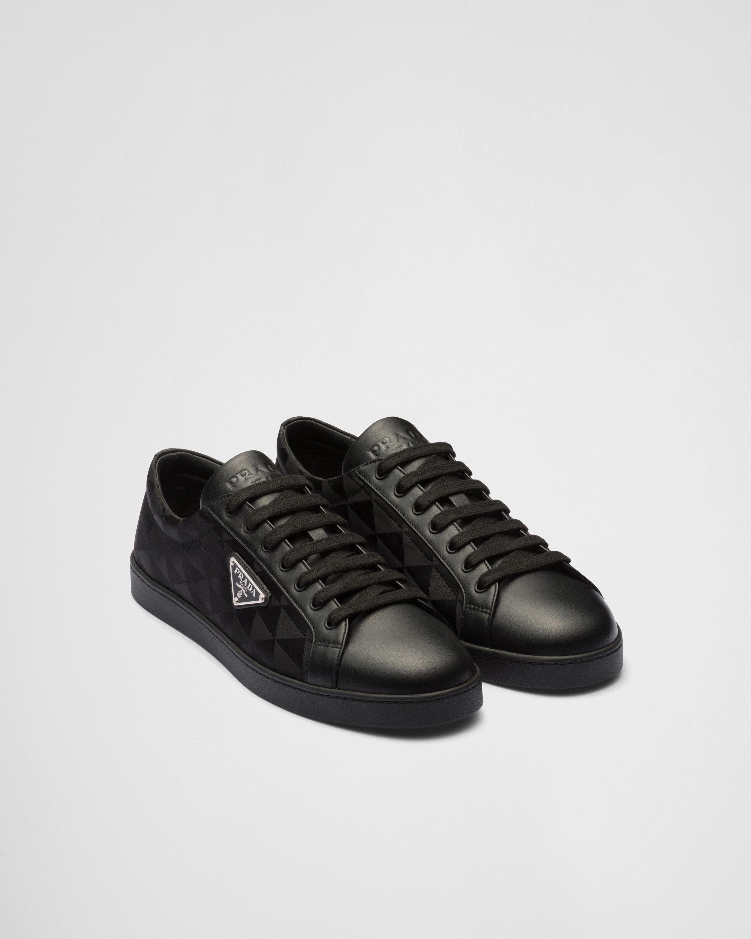 Sneaker aus Leder und Re-Nylon