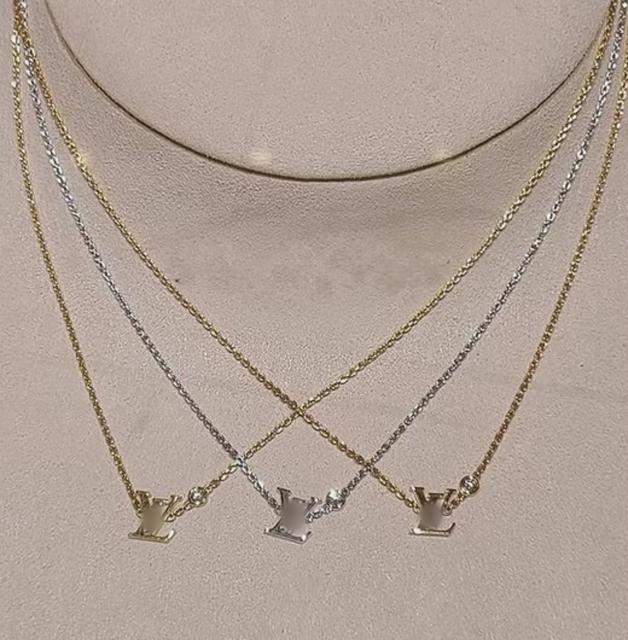 Necklace with diamond